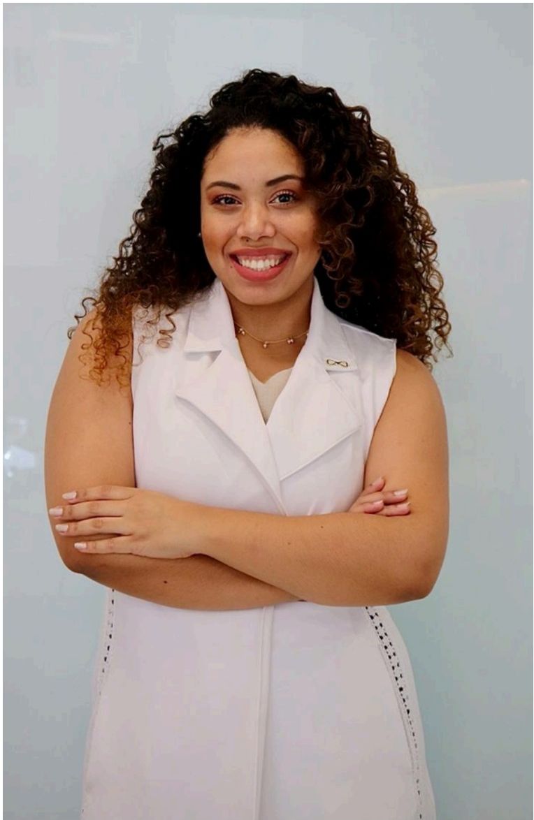 Dra. Nicole Menezes